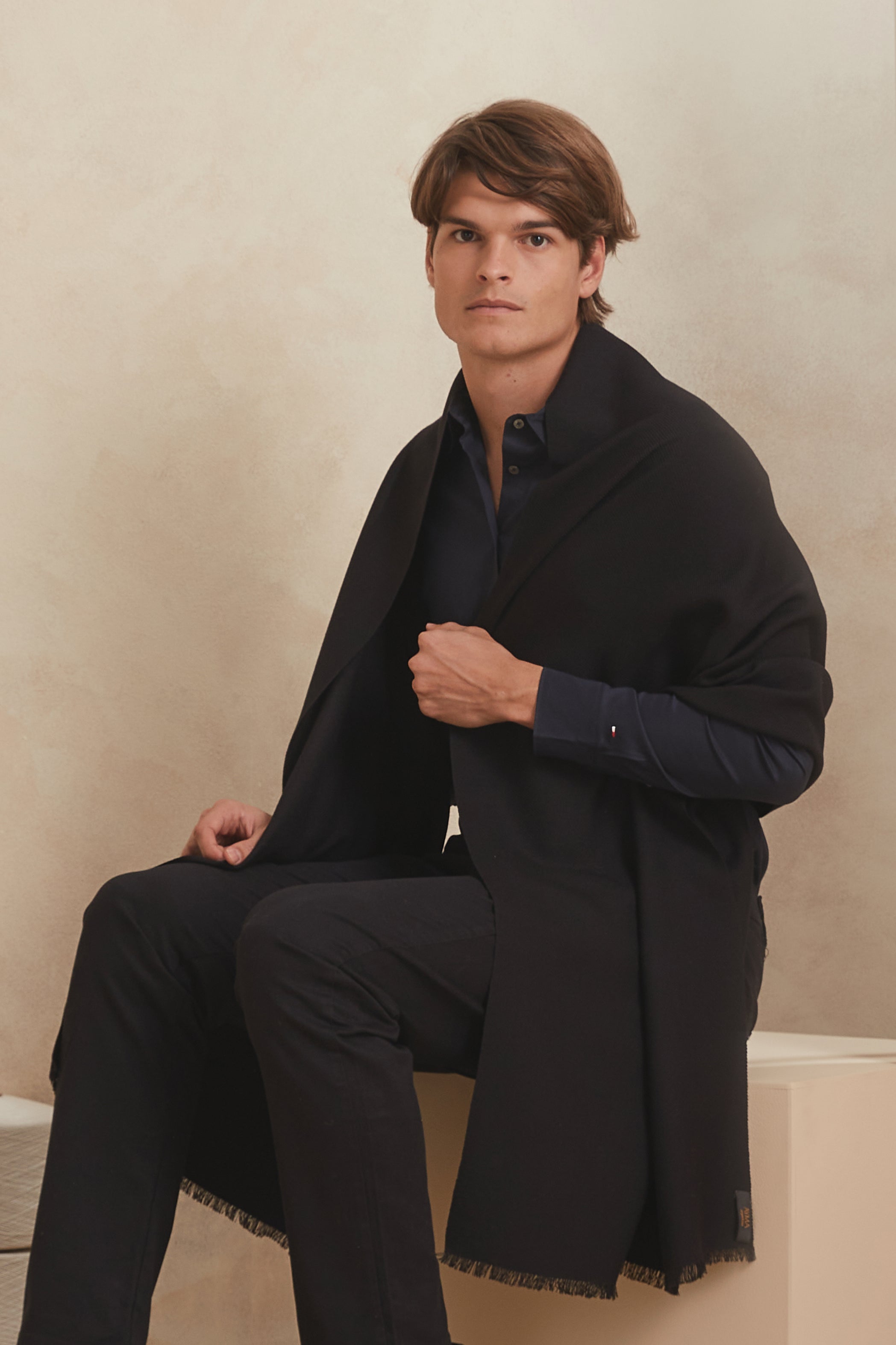 PATAGONIAN MANTLE - black