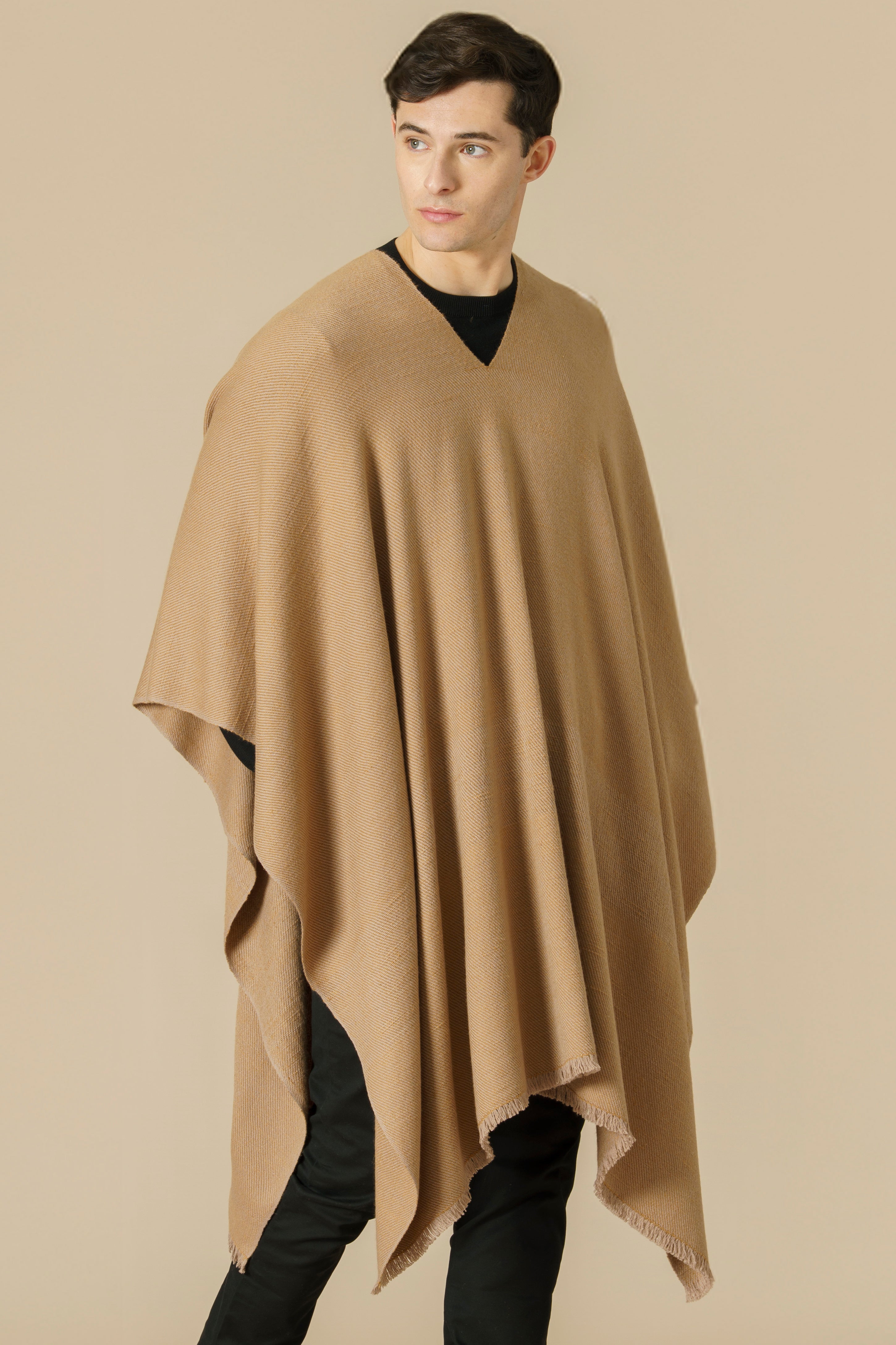 Handwoven vicuna wool poncho for men - Natural golden fiber