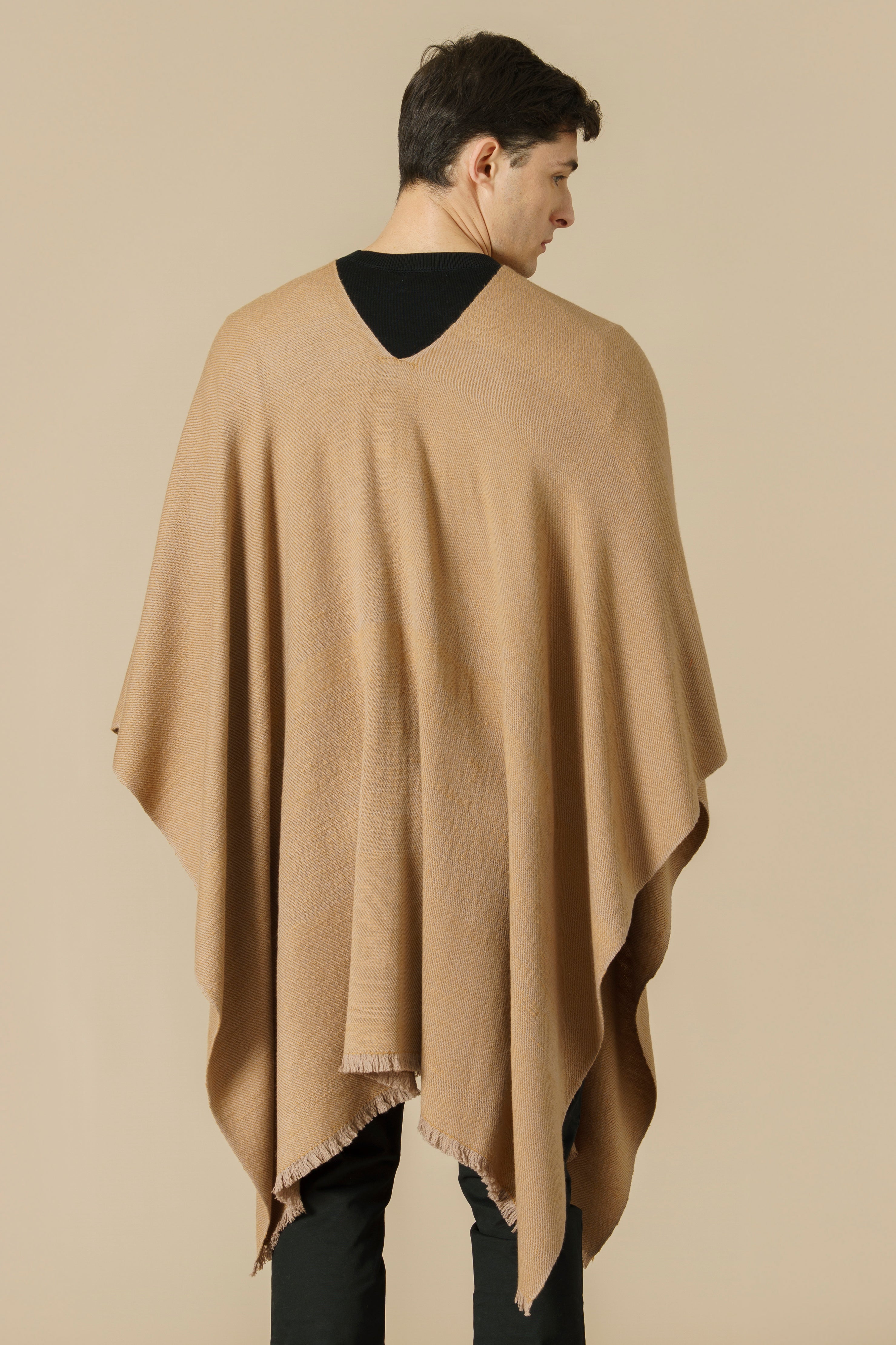 Handwoven vicuna wool poncho for men - Natural golden fiber