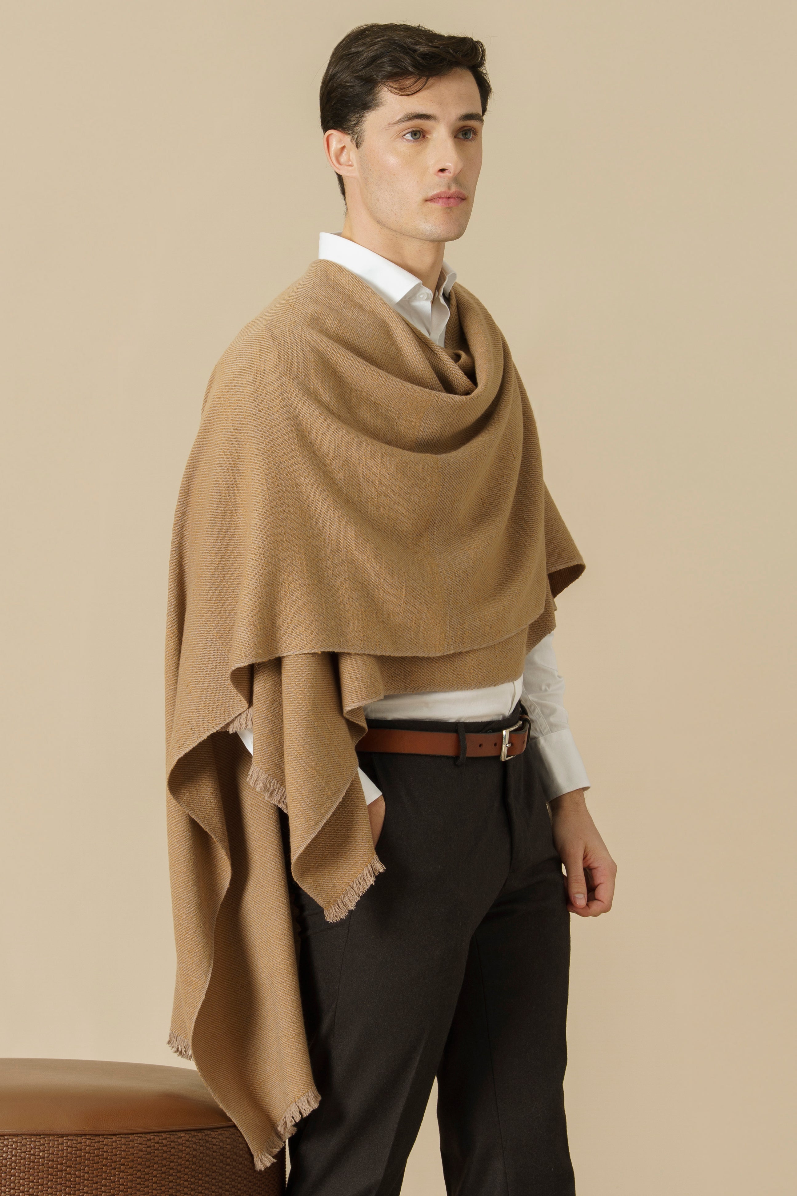 Handwoven vicuna wool wrap for men - Natural golden fiber