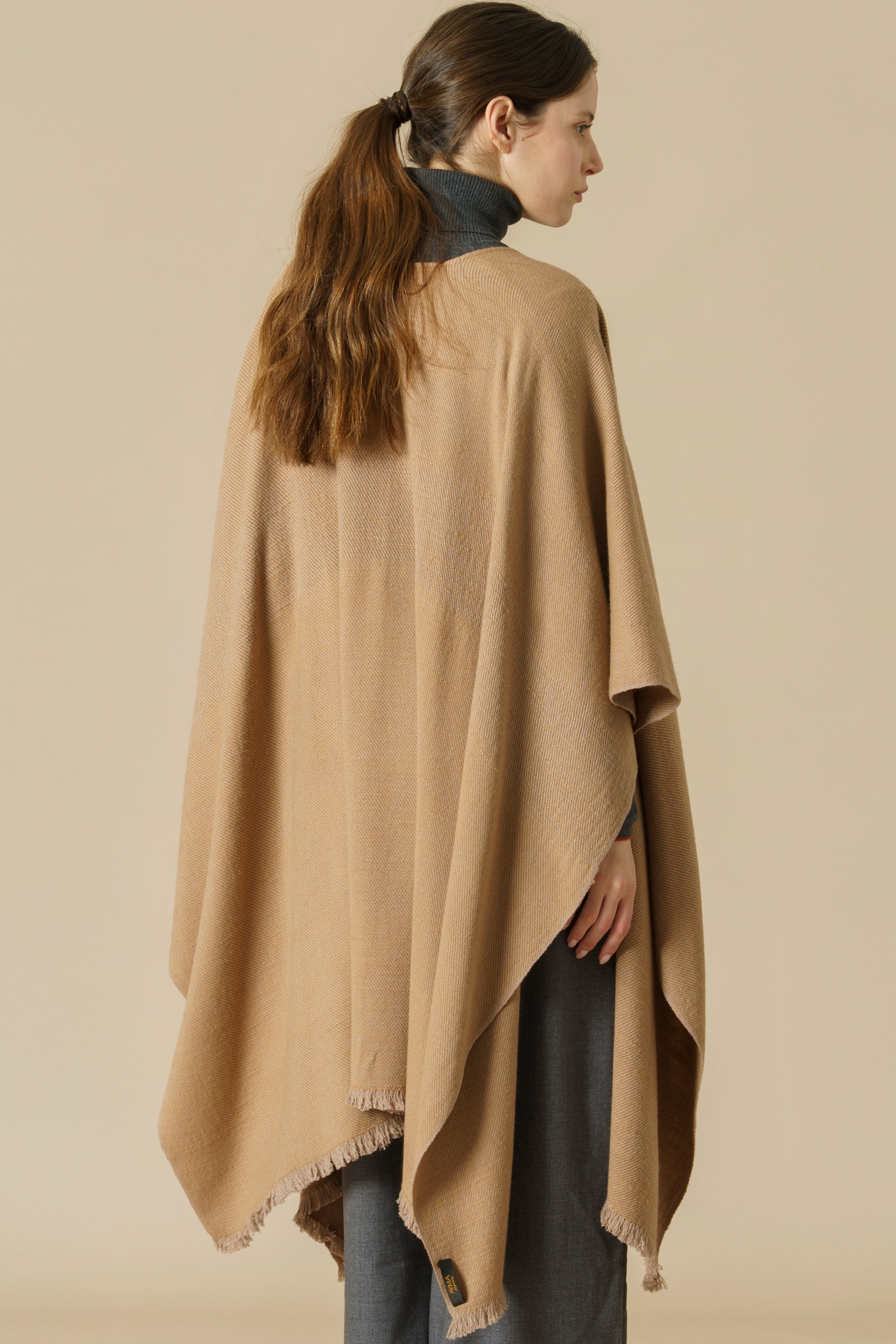 Handwoven vicuña wool poncho for women - Natural golden fiber