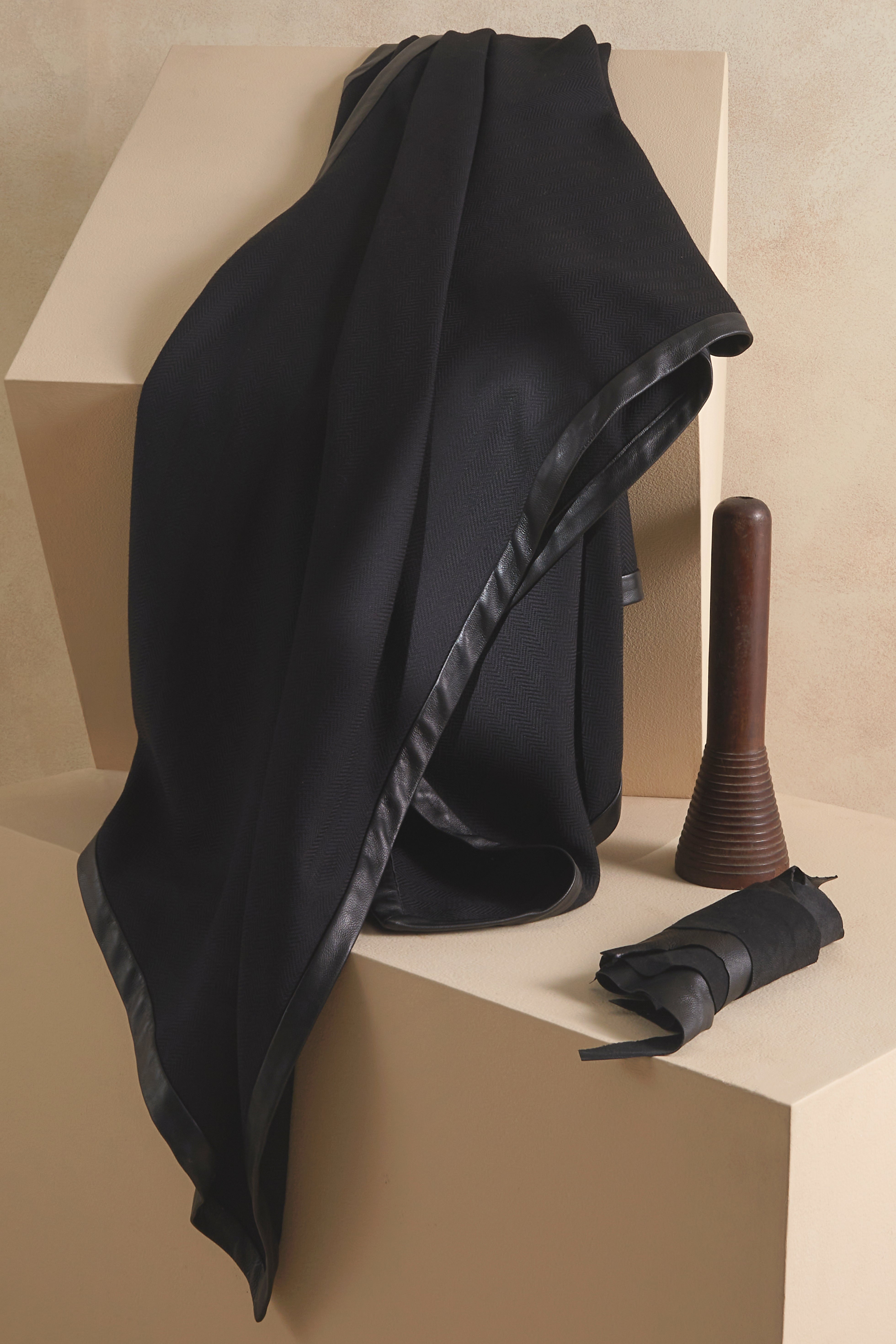 NASH CAPE - black