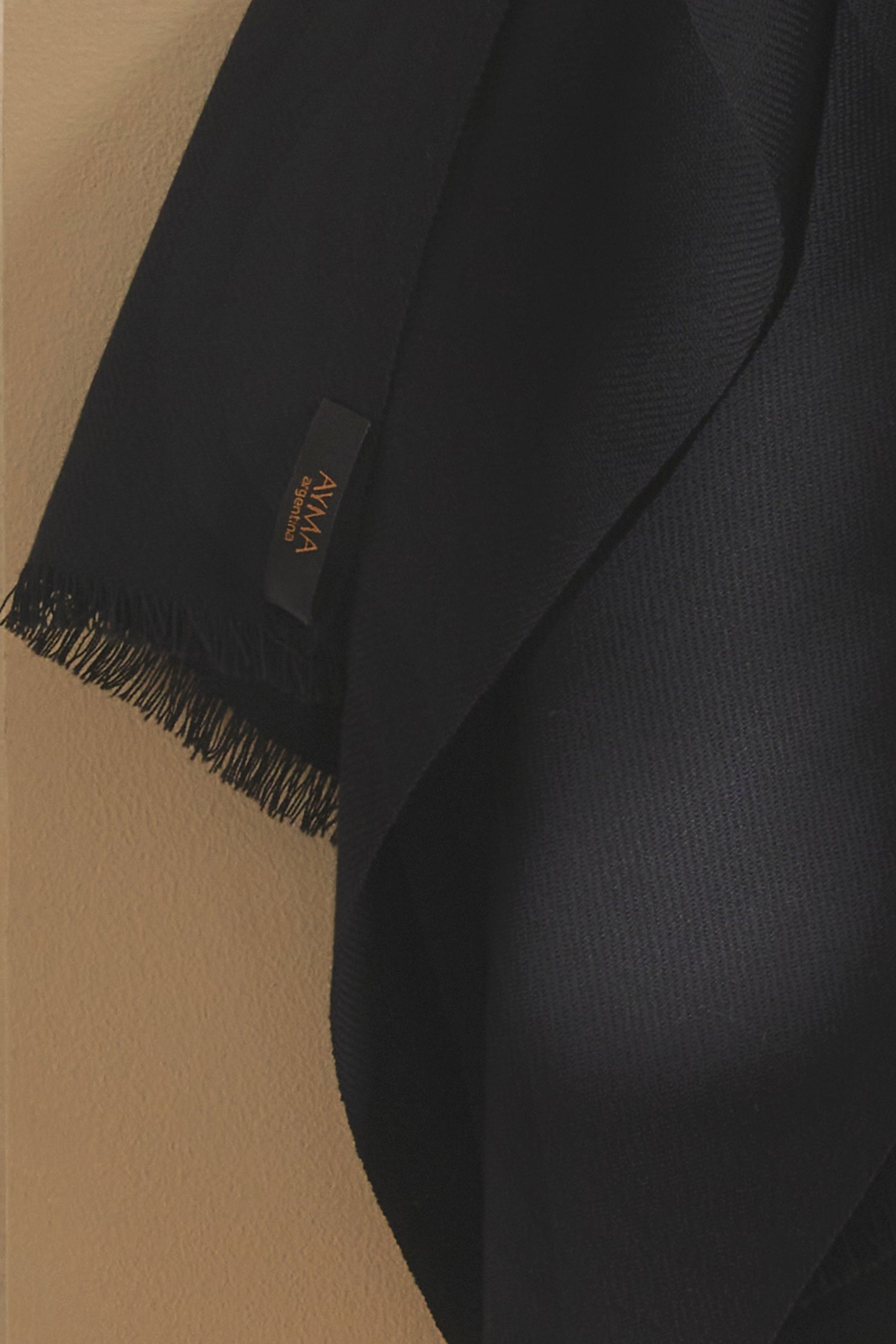 PATAGONIAN MANTLE - black